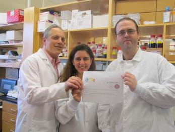 En la foto aparecen el Prof. Edelman (izquierda), Dra. Mercedes Balcells y Dr. Pedro Melgar. (derecha). Harvard-MIT Biomedical Engineering Center (Cambride ,EEUU) l